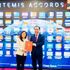 Le ministre des Sciences et des Technologies, Vu Hai Quân, reçoit le document officialisant l’adhésion du Vietnam des mains de Jennifer Wicks, ambassadrice des États-Unis au Vietnam. Photo: VOV
