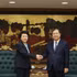 Le vice-Premier ministre permanent Pham Gia Tuc et la vice-présidente d’Apple chargée des opérations de la chaîne d’approvisionnement pour la région Asie-Pacifique, Iris Cui. Photo : VOV.