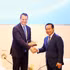 Le président du Comité populaire de Hô Chi Minh-Ville, Nguyen Van Duoc (droite), reçoit le directeur exécutif du Forum économique mondial (WEF), Stephan Mergenthaler. Photo : VNA.