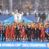L'équipe vietnamienne soulève le trophée, sous les félicitations du président de la Fédération de football de l'ASEAN et du président de la Fédération Mondiale de Football. Photo : NDEL.