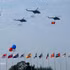 Un vol de formation d’hélicoptères arborant le drapeau national vietnamien effectue une démonstration aérienne lors de la cérémonie d’ouverture de l’Exposition internationale de défense du Vietnam 2024. Photo : VNA