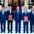 Le secrétaire général du Parti et président de la République, Tô Lâm, et les délégués avec les deux ambassadeurs nouvellement nommés. Photo : NDEL