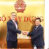 Le ministre de la Construction Tran Hong Minh (à droite) remet la médaille commémorative « Pour la cause de la construction » à Olivier Brochet, ambassadeur de France au Vietnam. Photo : NDEL.