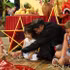 La fabrication ensemble des lanternes pour célébrer la fête de la pleine lune est une activité qui séduit aussi bien les enfants que les adultes. Photo : baovanhoa.vn