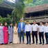 L’ambassadeur Olivier Brochet avec des représentants des autorités de la commune de Quoc Oai, Hanoï. Photo : baoquocte.vn