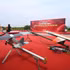 Les véhicules aériens sans pilote (UAV) exposés sur le site d’exercice à Nghia Tru, dans la province de Hung Yen, avant le début de la démonstration, le matin du 18 août. Photo : vnexpress.net