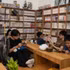 D’une superficie de 50 m², la librairie de bandes dessinées d’occasion de Nguyen Thi An abrite des milliers de titres, dont certaines séries publiées dans les années 1990, comme Dấu ấn rồng thiêng, Dũng sĩ Hesman, Cậu bé vô song ou Bảy viên ngọc rồng. De nombreuses anciennes séries, épuisées depuis longtemps, sont soigneusement rangées sur des étagères en bois. Photo : vnexpress.net