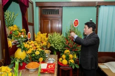 Le président Luong Cuong rend hommage au Président Ho Chi Minh à la Maison 67. Photo : NDEL.