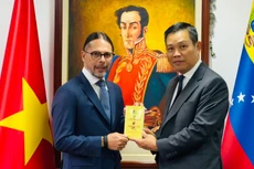L'ambassadeur Vu Trung My offre au vice-président Freddy Nánez le recueil de poèmes « Nhật ký trong tù » (Carnet de prison) du président Ho Chi Minh, traduit en espagnol. Photo : Ambassade du Vietnam au Venezuela.