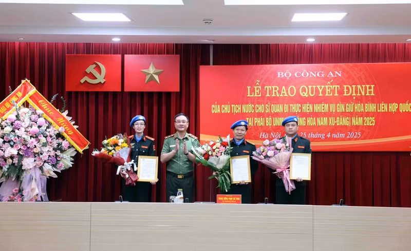 Le vice-ministre de la Sécurité publique Pham The Tung décerne la décision présidentielle à trois officiers qui participeront à la mission de maintien de la paix des Nations Unies au Soudan du Sud (MINUSS) en 2025. Photo : VNA.