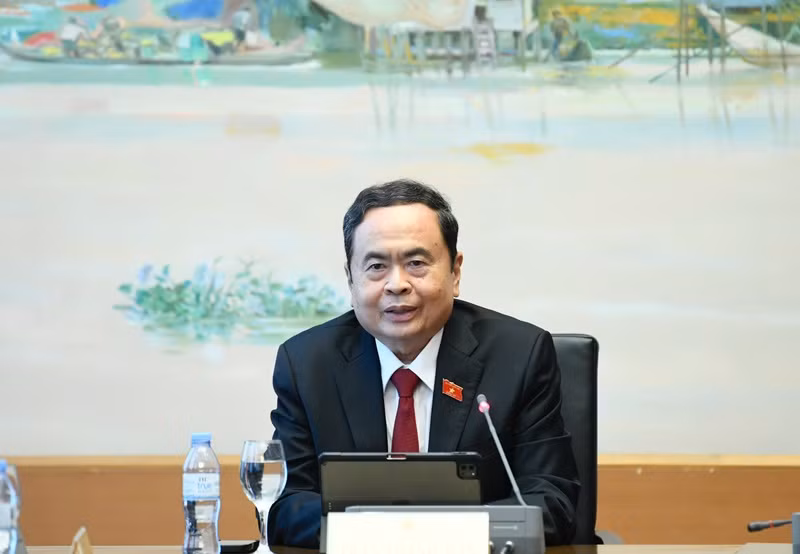 Le président de l’Assemblée nationale, Trân Thanh Mân, prend la parole lors des débats en groupes. Photo : Quochoi.