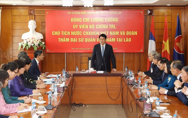 Le président Luong Cuong (au centre) lors de la rencontre avec le personnel de l’ambassade du Vietnam au Laos, le 25 avril. Photo : VNA.