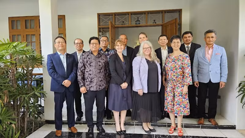 Les ambassadeurs et chargés d'affaires des pays de l'ASEAN lors d'un échange avec le représentant du ministère des Affaires étrangères de la Norvège en visite à Yangon. Photo : Baoquocte.