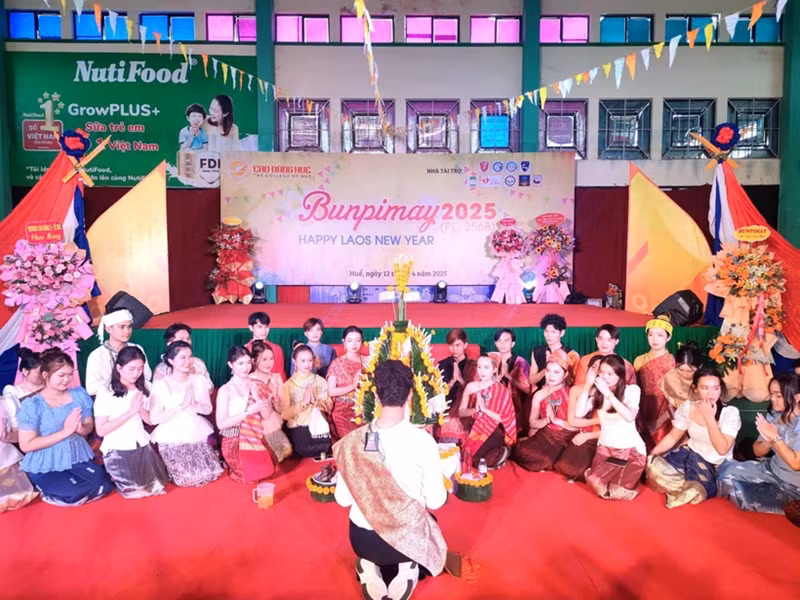Un programme pour célébrer le Nouvel An traditionnel Boun Pi May du Laos pour environ 300 étudiants lao étudiant et vivant dans la ville de Huê, province de Thua Thien Huê (au Centre). Photo : VNA.