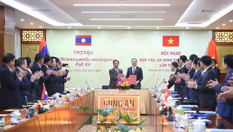 Les vice-ministres Pham The Tung et Kongthoong Phongvichit lors de la cérémonie de signature du procès-verbal de la 15ᵉ Conférence sur la coopération en matière de sécurité publique Vietnam - Laos. Photo : CAND.