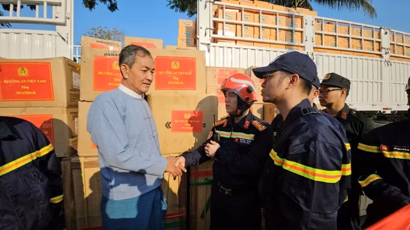 Le colonel Nguyen Minh Khuong, chef de la délégation du ministère, remet les fournitures à Sa Weli Frag, directeur du département de gestion des catastrophes du ministère de la Protection sociale, des Secours et de la Réinstallation du Myanmar. Photo : VNA.