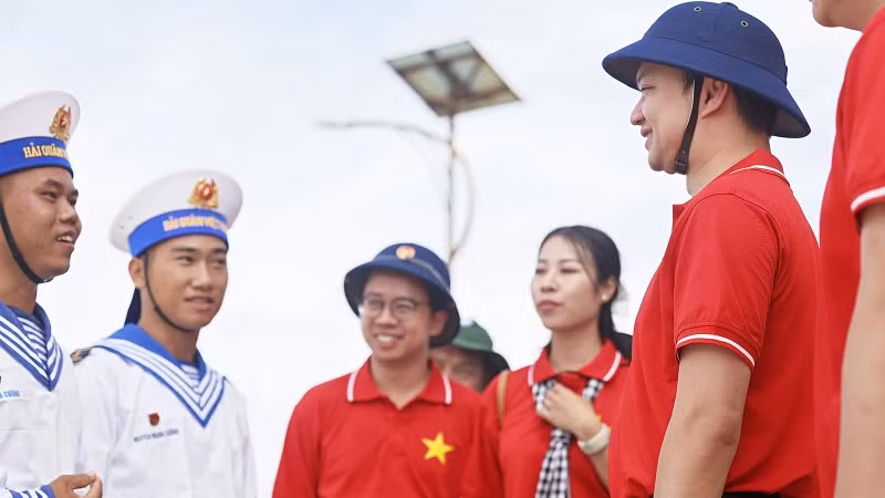 La délégation “Jeunesse pour la mer et les îles de la Patrie” du Comité central de l'Union des jeunes communistes Ho Chi Minh rend visite aux soldats de Truong Sa. Photo : NDEL.