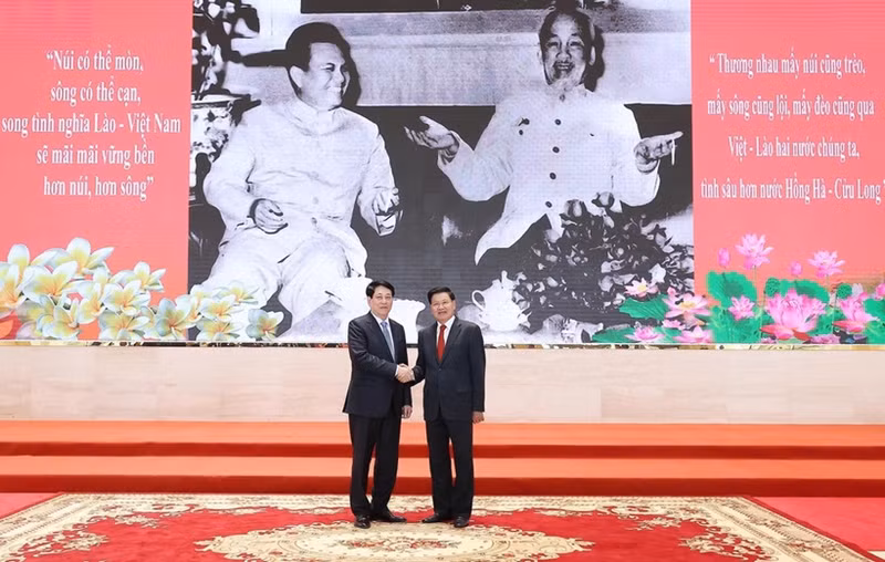 Le président vietnamien Luong Cuong (gauche) et le secrétaire général du Parti populaire révolutionnaire du Laos et président lao, Thongloun Sisoulith assistent à l’échange d’amitié Vietnam-Laos. Photo : VNA.