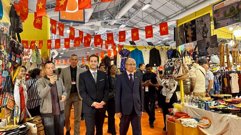L'ambassadeur du Vietnam en France, Dinh Toàn Thang (droite), et le directeur de la Foire de Paris, Steven Abajoli, visitent les stands du Pavillon Vietnam. Photo : CVN.