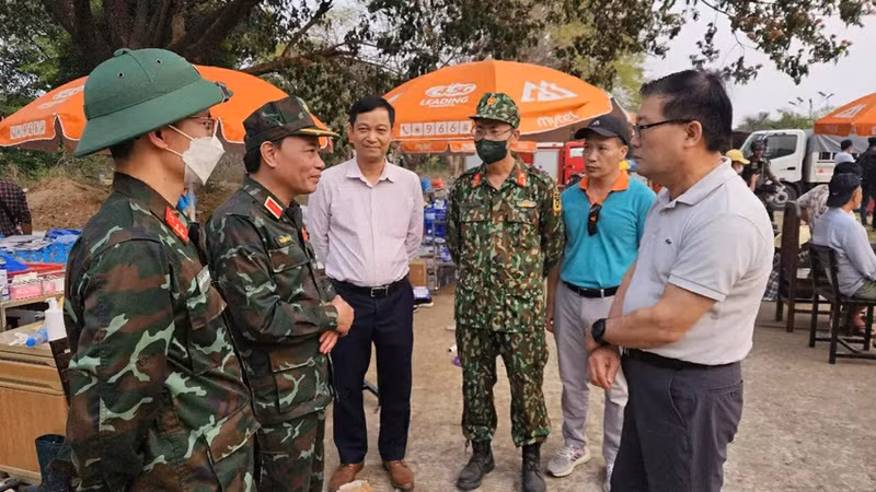 L'ambassadeur Ly Quoc Tuan échange avec le chef de la délégation vietnamienne de secours et de sauvetage sur le site du séisme au Myanmar, le 2 avril. Photo : Baoquocte.