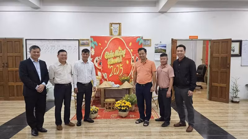 L’ambassadeur Ly Quoc Tuan visite l’entreprise Mytel dans l’État de Shan du Sud, le 1er février. Photo : Baoquocte.
