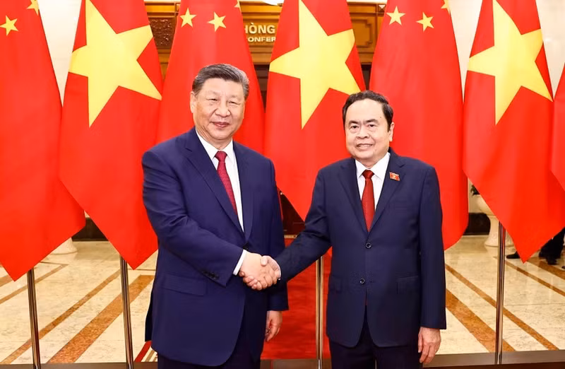 Le président de l’Assemblée nationale du Vietnam, Trân Thanh Mân (à droite) et le secrétaire général du Comité central du Parti communiste chinois et président chinois Xi Jinping, à Hanoï, le 14 avril. Photo : VNA.