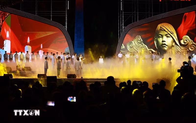 Spectacle en l'honneur du 50e anniversaire de la libération de l’île de Côn Dao. Photo : VNA.