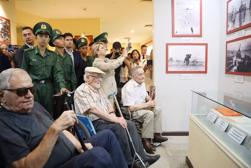 L’ancien combattant William Schilardi, accompagné de deux anciens combattants français, visite en mai 2024 le Musée de la Victoire historique de Diên Biên Phu. Photo : Vietnamnet.