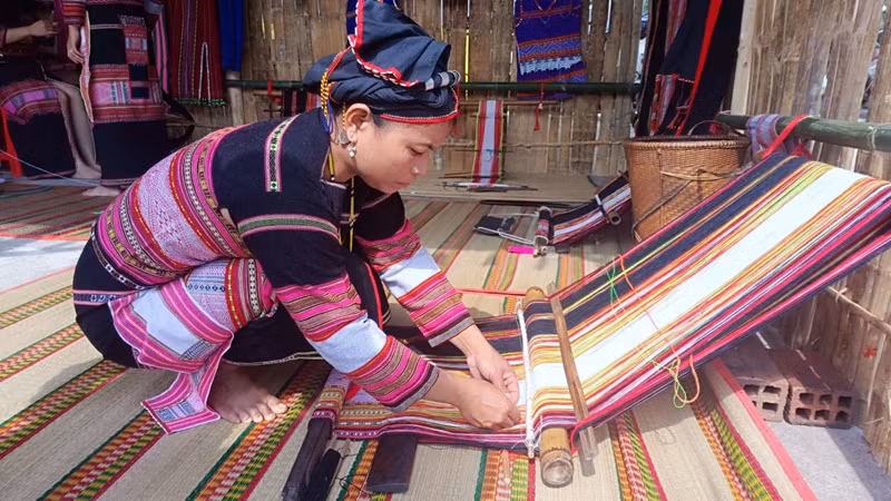 Tissage de brocart traditionnel. Photo : VOV.