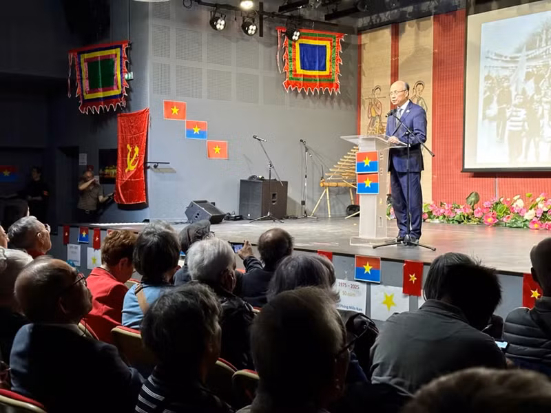 L'ambassadeur du Vietnam en France, Dinh Toan Thang à la cérémonie à Paris commémorant le 50e anniversaire de la libération du Sud et de la réunification nationale. Photo : VNA.