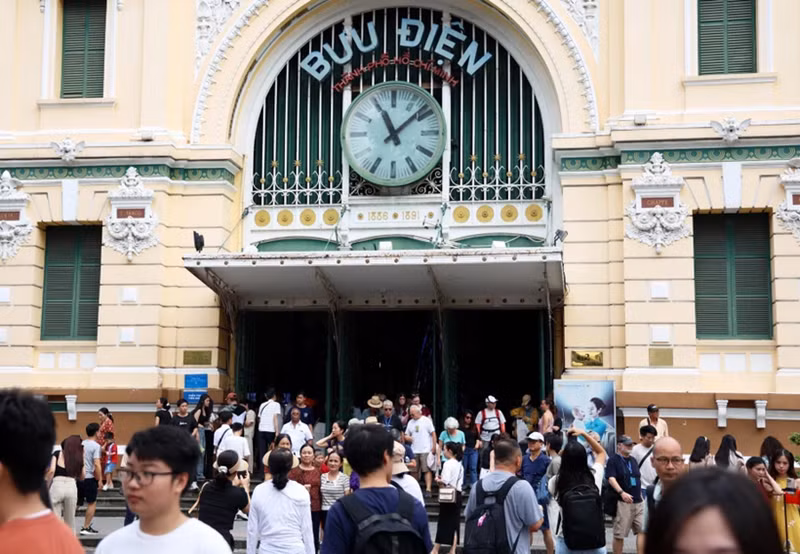 Devant la Poste centrale de Hô Chi Minh-Ville. Photo : VNA.
