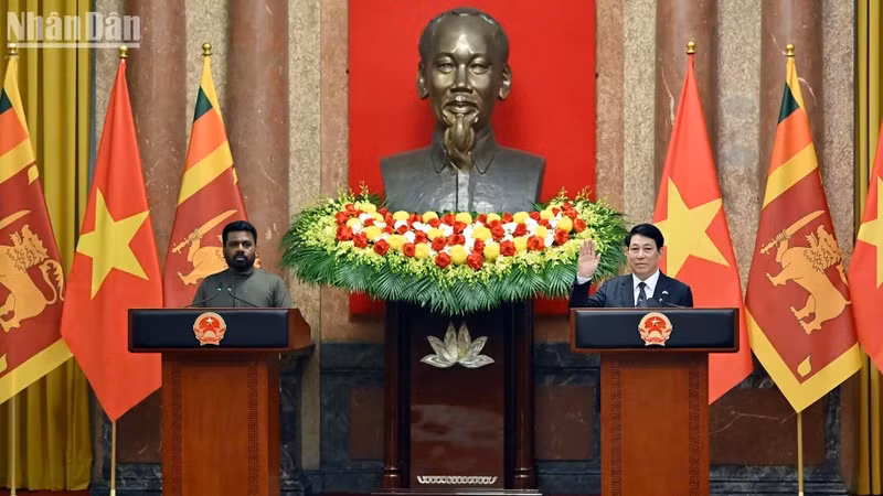 Le président vietnamien Luong Cuong et son homologue sri-lankais Anura Kumara Dissanayaka lors de la rencontre avec la presse. Photo : NDEL.