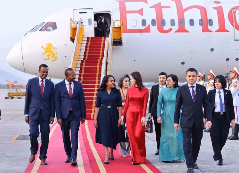 Le Premier ministre éthiopien Abiy Ahmed Ali (2e à gauche) et son épouse Zinash Tayachew accueillis à l’aéroport international de Nôi Bài par la vice-ministre des Affaires étrangères Nguyên Minh Hang. Photo : VNA.