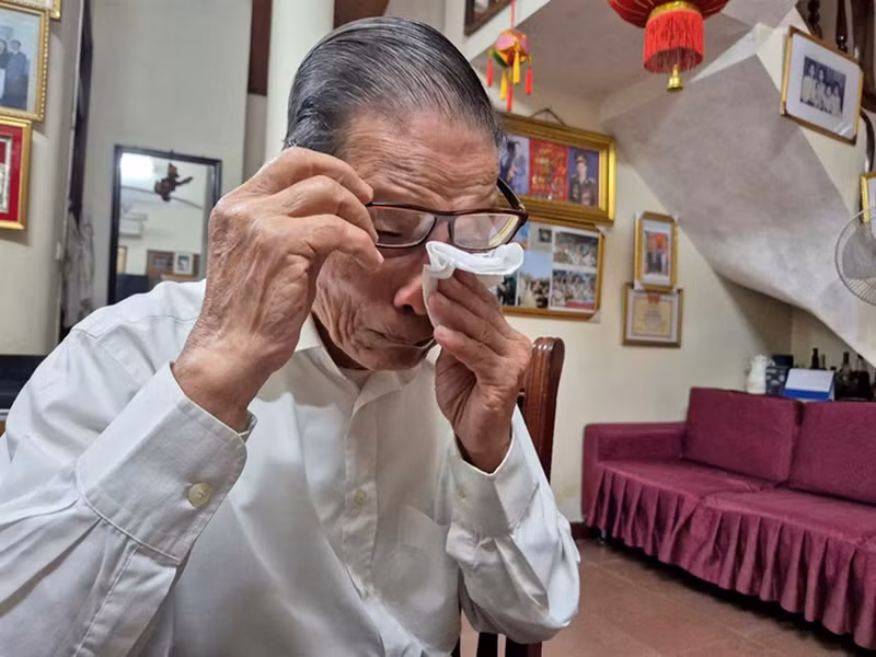 M. Nghia, la voix empreinte d’émotion et les yeux embués de larmes, raconte avec émotion la cérémonie d’accueil ainsi que la rencontre au Palais présidentiel. Photo : Vietnamnet.