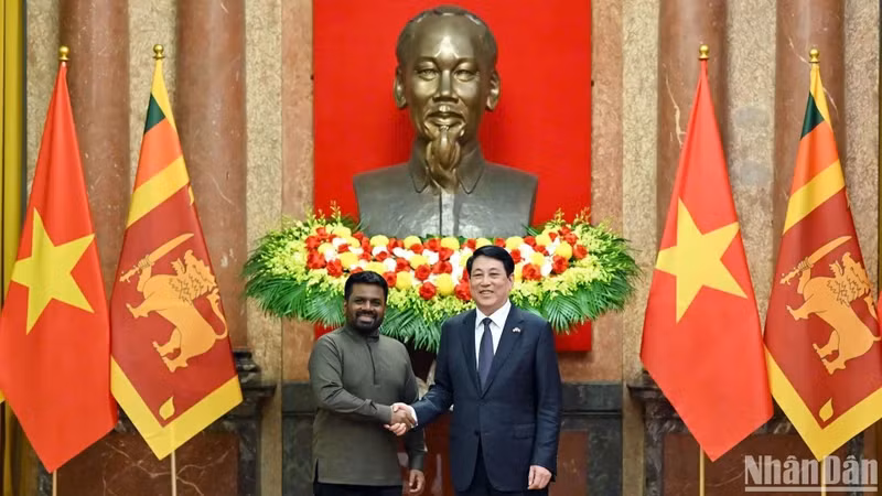 Le président vietnamien Luong Cuong (droite) et le président sri-lankais Anura Kumara Dissanayaka. Photo : NDEL.