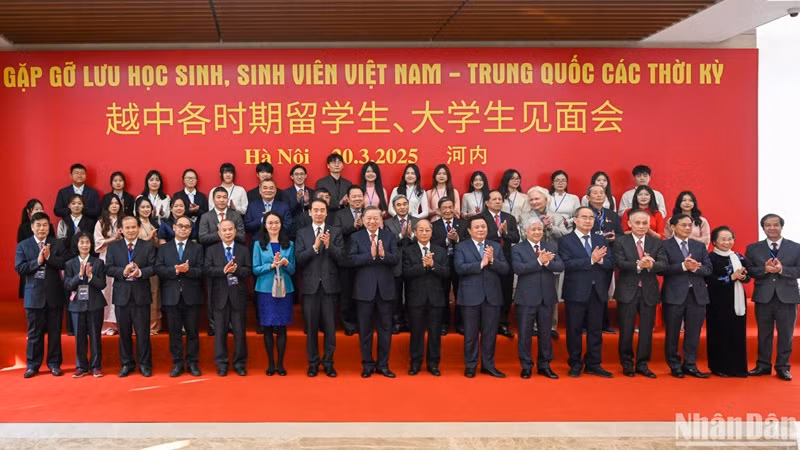 Le secrétaire général du Parti communiste du Vietnam, Tô Lâm et les délégués posent pour une photo de groupe lors de l'événement. Photo: NDEL.