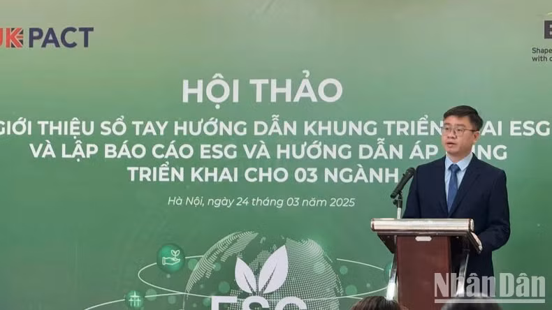 Nguyen Duc Trung, vice-directeur de l'Agence de développement des entreprises privées et de l'économie collective, du ministère des Finances s'exprime lors du séminaire. Photo : NDEL.