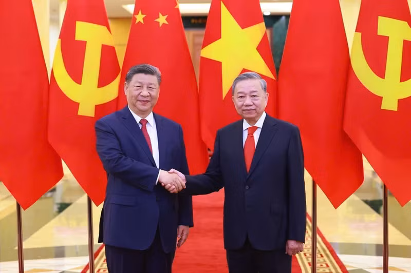 Le secrétaire général du Comité central du Parti communiste du Vietnam (PCV), Tô Lâm (à droite) et le secrétaire général du Comité central du Parti communiste chinois (PCC) et président chinois, Xi Jinping, à Hanoï, le 14 avril. Photo : VNA.