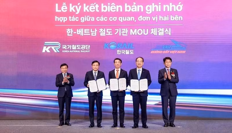 Lors du forum, plusieurs protocoles d'accord ont été signés. Photo : Baogiaothong.