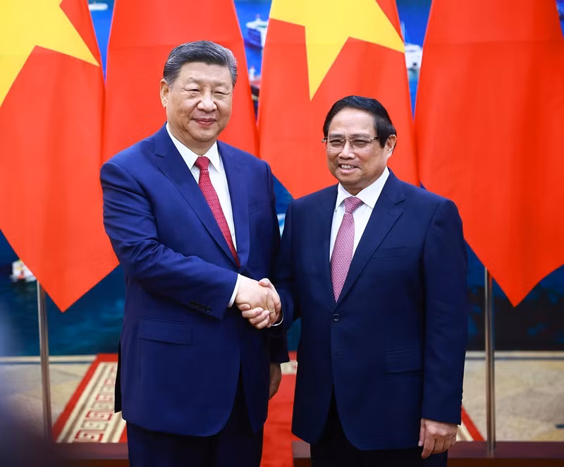 Le Premier ministre Pham Minh Chinh (droite) et le secrétaire général du Comité central du Parti communiste chinois (PCC) et président de la République populaire de Chine, Xi Jinping. Photo : VNA.