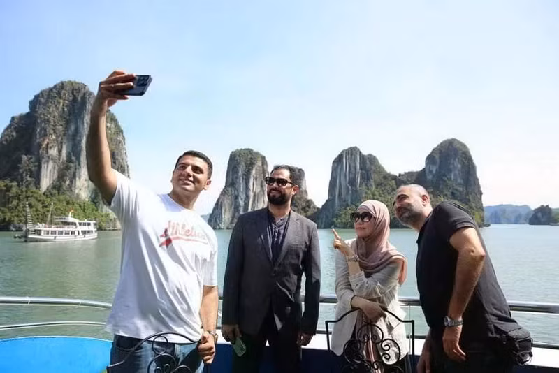Touristes halal dans la baie de Ha Long. Photo : Portail de la province de Quang Ninh.