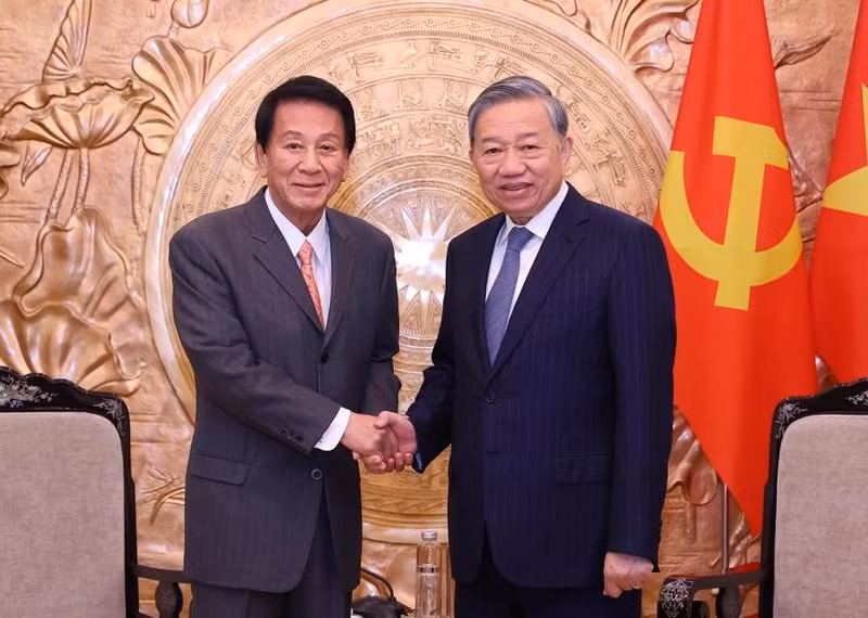 Le secrétaire général du Parti, Tô Lâm (droite), et l'ancien ambassadeur spécial Vietnam - Japon, Sugi Ryotaro. Photo: VNA