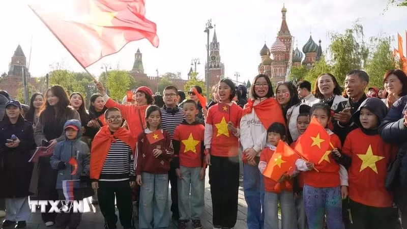 Les Viêt Kiêu en Russie se sont rassemblés à Moscou pour accueillir la délégation militaire vietnamienne. Photo : VNA.