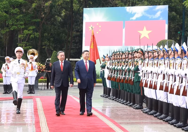 Le secrétaire général du PCV, Tô Lâm (à gauche), et le secrétaire général du PCC et président chinois, Xi Jinping, passent en revue la garde d'honneur de l'Armée populaire du Vietnam. Photo : VNA.