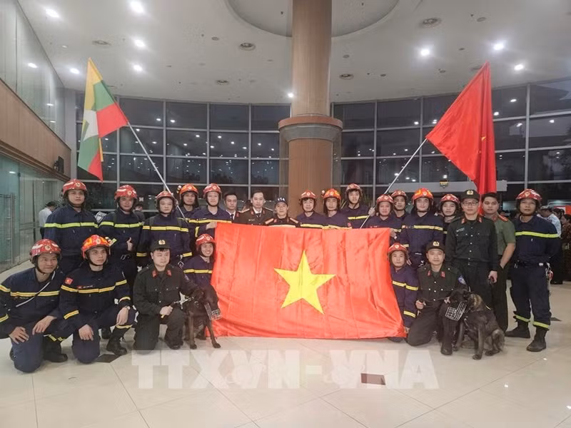 Les équipes vietnamiennes de secours arrivent à l’aéroport de Yangon, au Myanmar. Photo : VNA.