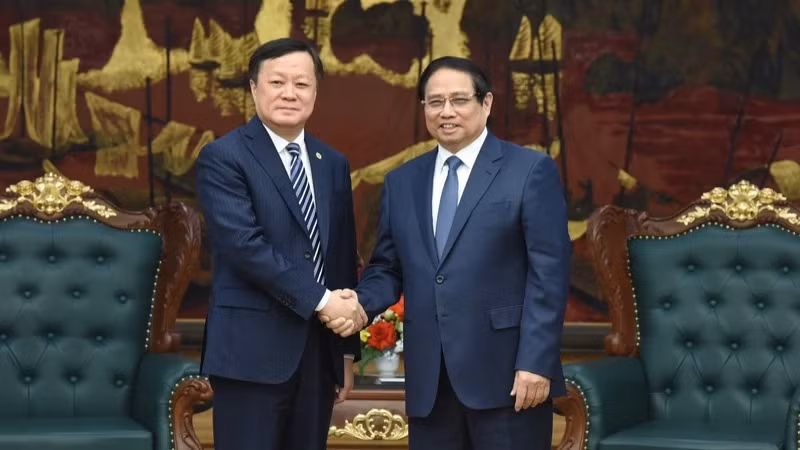 Le Premier ministre Pham Minh Chinh (droite) et le président la Commercial Aircraft Corporation of China (COMAC), He Dongfeng. Photo : NDEL.