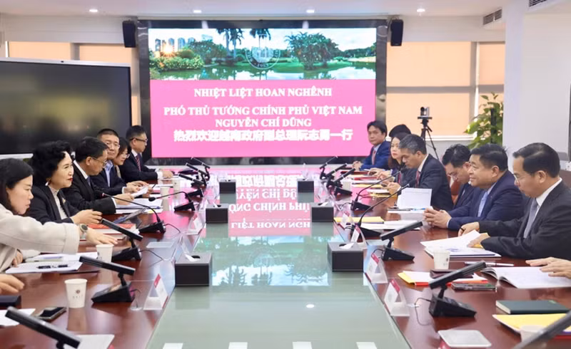 La séance de travail entre le vice-Premier ministre Nguyen Chi Dung et les responsables de la ville de Shenzhen. Photo: VNA.