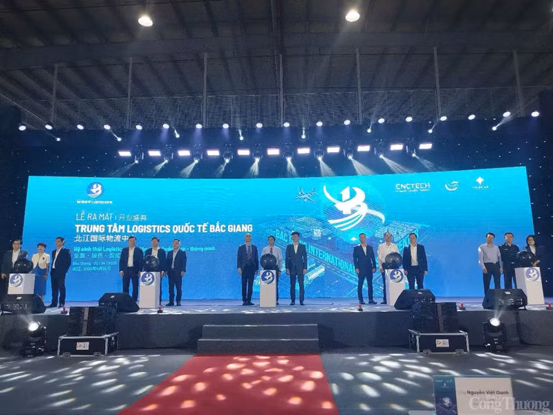 Les délégués appuient symboliquement sur le bouton pour inaugurer le Centre logistique international de Bac Giang. Photo : Bao Cong thuong.