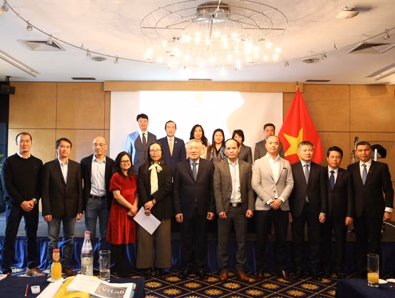 Le vice-Premier ministre permanent Nguyên Hoa Bình à la cérémonie de lancement de l'Association des intellectuels vietnamiens en Belgique et au Luxembourg. Photo : VGP.