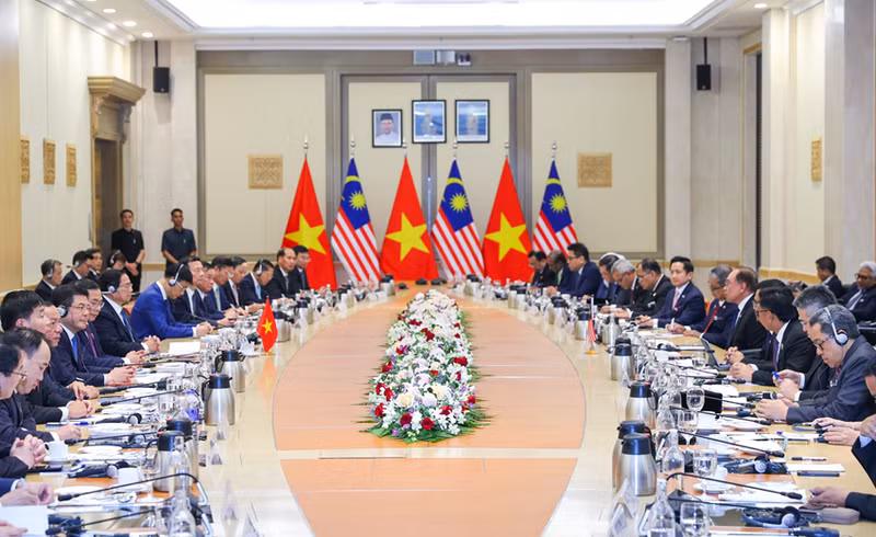 Lors de l'entretien entre le Premier ministre vietnamien Pham Minh Chinh et le Premier ministre malaisien Anwar Ibrahim, le 25 mai à Kuala Lumpur, en Malaisie. Photo : VGP.